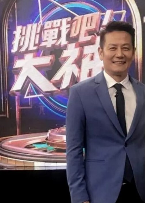 【宾馆盗摄】情侣们开房打炮被摄像头偷拍，荷尔蒙爆棚尽享性爱高潮 - 黑料网